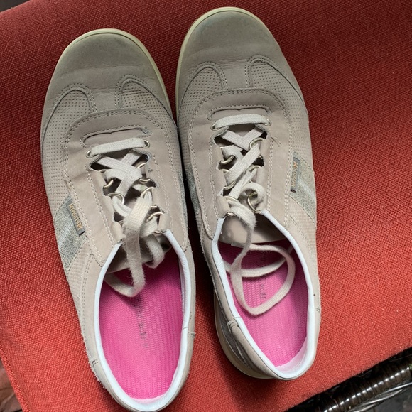 Mephisto Runoff Sneakers, woman’s size 7.5, beige leather and suede. - Picture 7 of 9